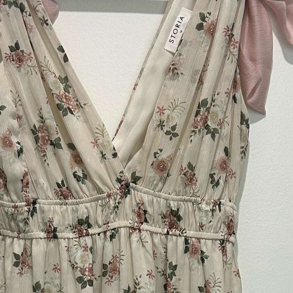Storia Cream Floral Maxi Dress